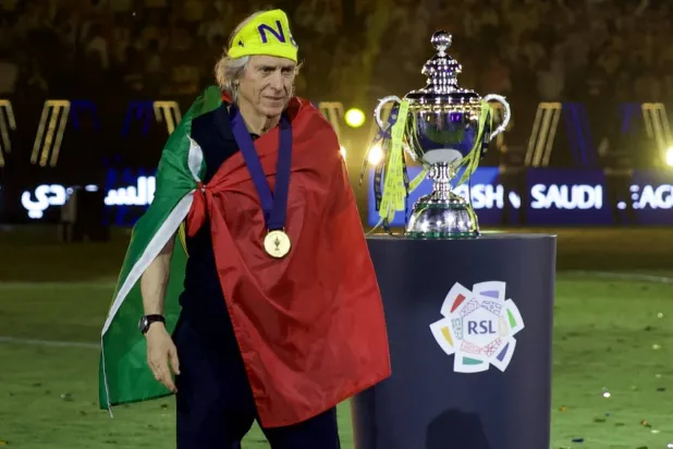 خيسوس لحظة التتويج بلقب الدوري السعودي (تصوير: نايف العتيبي)