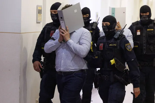 الشرطة ترافق المتهم في قضية التخطيط لشن هجوم على حفل تايلور سويفت في فيينا أثناء دخوله قاعة المحكمة 28 مايو 2026 (د.ب.أ)