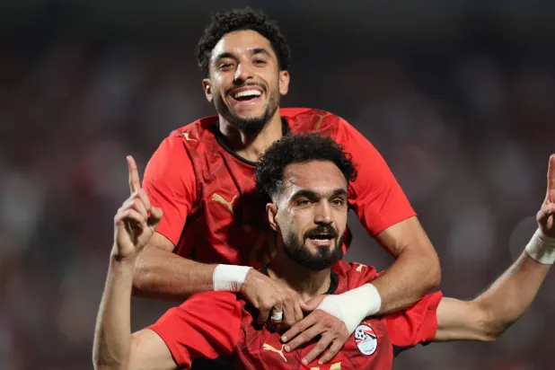 مصطفى عبد الرؤوف «زيكو» يتلقى تهنئة زميله عمر مرموش بعد هدفه في روسيا (رويترز)