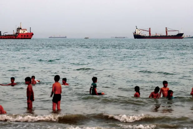İran'ın güneyindeki Bandar Abbas kıyısından görülen Hürmüz Boğazı'ndaki gemiler (Reuters)