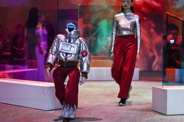 Each human model and their android companion took turns to strut their stuff in unison. Pedro PARDO / AFP

