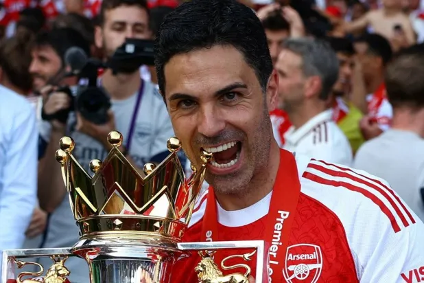 Football - Premier League - Crystal Palace v Arsenal - Selhurst Park, London, Britain - May 24, 2026 Arsenal manager Mikel Arteta celebrates with the trophy after winning the Premier League. (Action Images via Reuters/Matthew Childs)