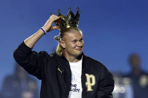 Football - Manchester City FA Cup and Carabao Cup Victory Parade - Manchester, Britain - May 25, 2026 Manchester City's Erling Haaland celebrates with the Premier League trophy after the victory parade. (Action Images via Reuters/Jason Cairnduff) 
