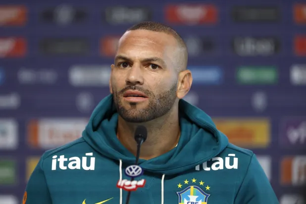 ويفرتون حارس مرمى منتخب البرازيل (إ.ب.أ)