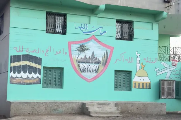 مصريون يزيِّنون بيوتهم بصور الكعبة المشرفة (الشرق الأوسط)