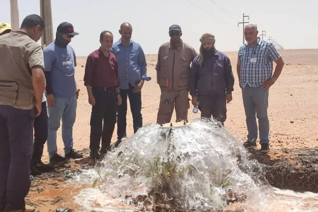 مياه تتدفق من إحدى آبار المياه في النهر الاصطناعي (الصفحة الرسمية لجهاز إدارة النهر في بنغازي)
