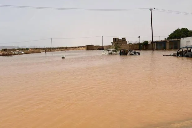 سيارات طافية فوق مياه سيول جارفة أغرقت مدينة تهالة في الجنوب الليبي (الهلال الأحمر الليبي)