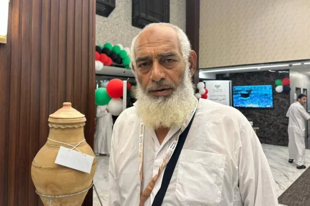 الحاج السوري عبد الكريم الطويل القادم من قرية الحوز الواقعة في ريف حمص الغربي (الشرق الأوسط)