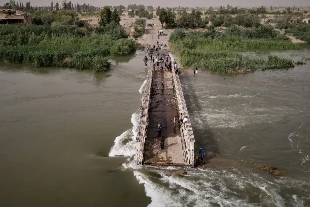 جسر تضرر بفعل فيضان الفرات قرب دير الزور يوم الخميس (أ.ب)