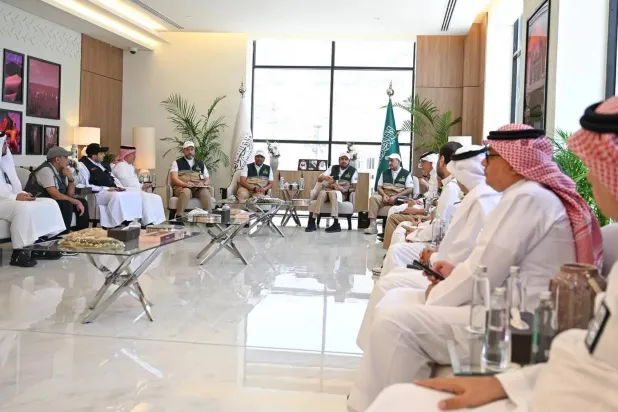وزير الحج السعودي الدكتور توفيق الربيعة لدى لقائه بممثلي الشركات في مشعر مِنى الجمعة (واس)
