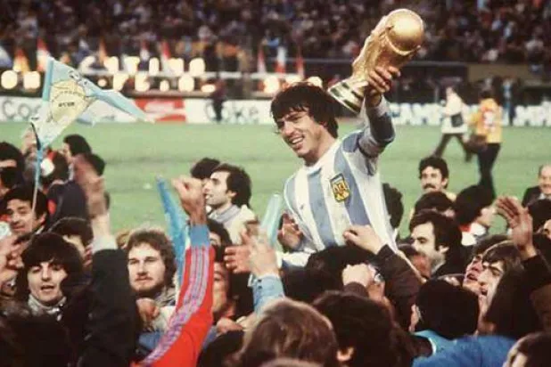 القائد ماريو باساريلا يحمل كأس العالم 1978 (فيفا)