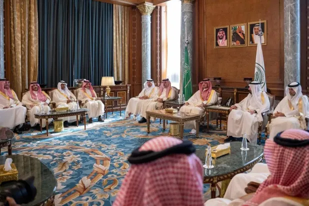 الأمير عبد العزيز بن سعود لدى لقائه الوزراء ورؤساء الجهات المشاركة في الحج (واس)