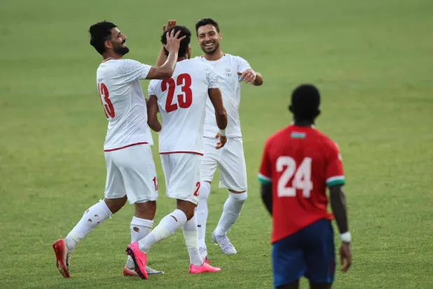 فرحة لاعبي إيران بهدف رامين رضائيان في مرمى غامبيا (أ.ف.ب)