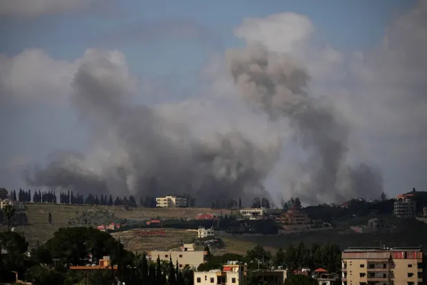 İsrail'in bugün Güney Lübnan'a düzenlediği bombardımanın ardından dumanlar yükseliyor (Reuters)