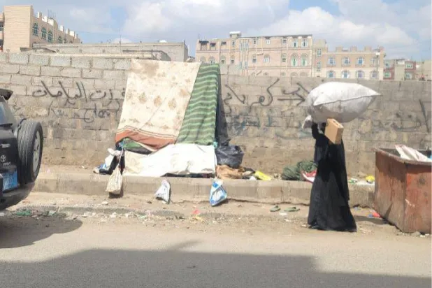 أسرة يمنية نازحة تفترش أحد الشوارع في صنعاء (الشرق الأوسط)