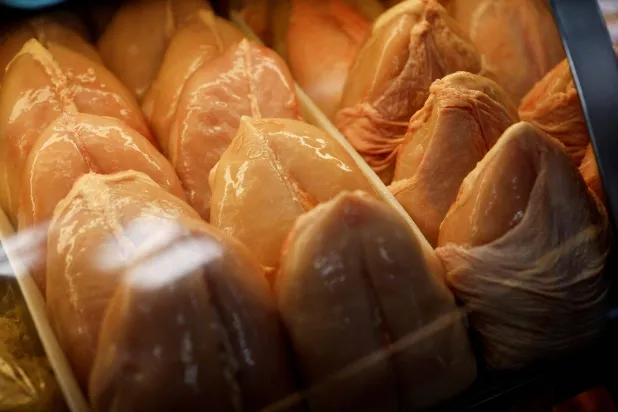 غسل الدجاج قبل الطهي قد يضر أكثر مما ينفع (رويترز)