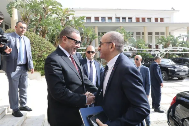 وزير الداخلية الجزائري مستقبِلاً نظيره الفرنسي بمقر الوزارة في 16 فبراير الماضي (وزارة الداخلية الجزائرية)