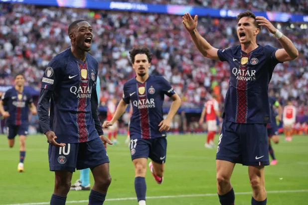 عثمان ديمبيلي وفابيان رويز يحتفلان بعد تسجيل هدف من ركلة جزاء خلال المباراة النهائية لدوري أبطال أوروبا بين باريس سان جيرمان وآرسنال في بودابست (أ.ب)