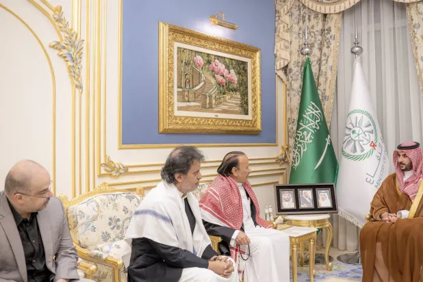 The Saudi Minister of Defense during his meeting with the family of the deceased, led by his brother Major General Nasser Mansour Hadi (SPA)