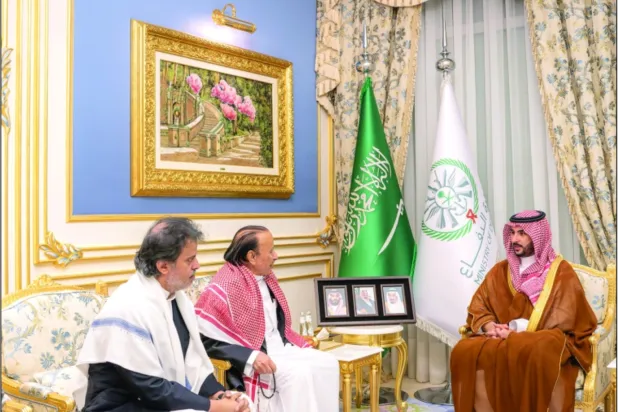 وزير الدفاع السعودي خلال لقائه بذوي الفقيد يتقدمهم شقيقه اللواء ناصر منصور هادي (واس)