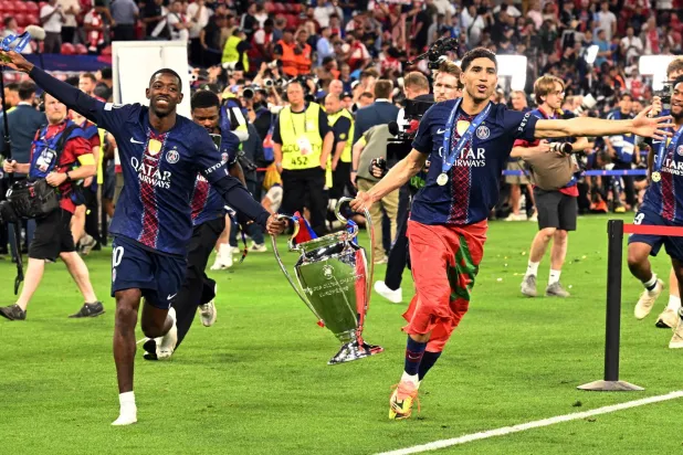 ديمبيلي يحتفل مع حكيمي بالكأس الأوروبية (رويترز)