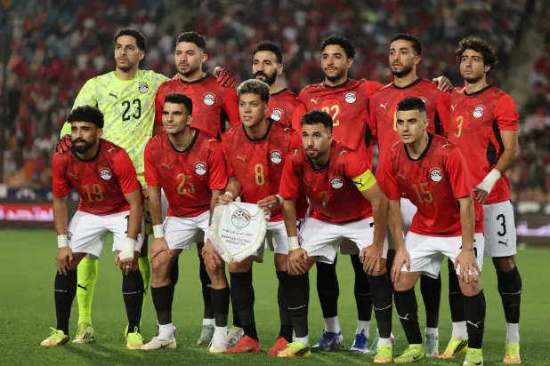 لاعبو المنتخب المصري قبل انطلاق مباراتهم الودية الأخيرة أمام روسيا (رويترز)