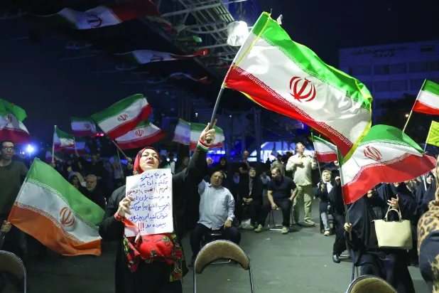
إيرانيون يلوحون بأعلام بلدهم خلال مظاهرة مناهضة للولايات المتحدة وإسرائيل في طهران في 29 مايو الحالي (أ.ف.ب)