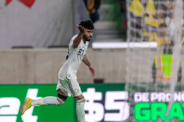 سلطان مندش يحتفل بهدفه في شباك الإكوادور (المنتخب السعودي)
