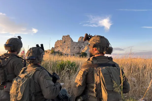 صورة نشرتها المتحدثة باسم الجيش الإسرائيلي إيلا واوية لعناصر من الجيش في العمليات البرية بلبنان