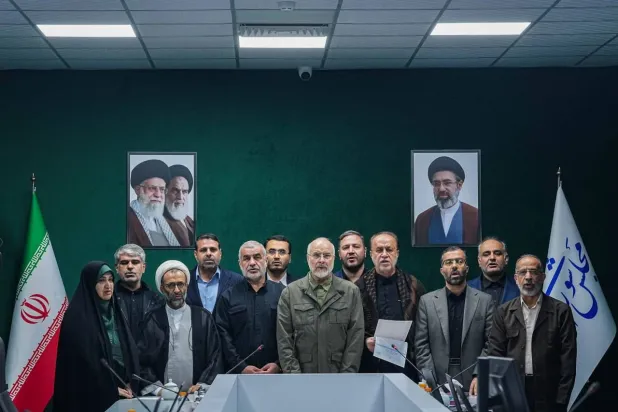 قاليباف يؤدي القسم مع هيئة رئاسة البرلمان في بداية السنة البرلمانية الجديدة الأحد (موقع البرلمان الإيراني)