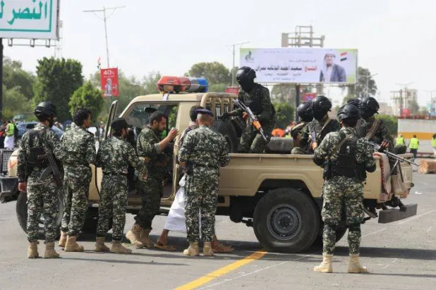 عناصر حوثيون في صنعاء حيث تفرض الجماعة قبضة أمنية مشددة (إ.ب.أ)