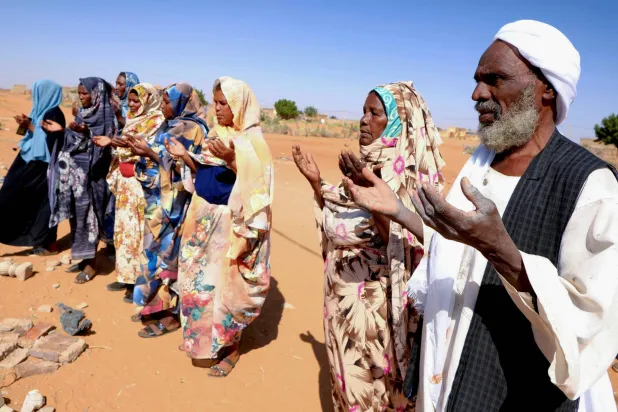 سودانيون يُصلّون على أرواح ضحايا هجوم بطائرة مسيَّرة في ولاية جنوب كردفان (أرشيفية - رويترز)