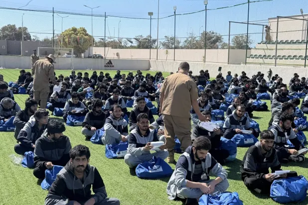 مهاجرون غير نظاميين من باكستان قبيل ترحيلهم من العاصمة الليبية إلى بلادهم يوم 24 مايو (جهاز مكافحة الهجرة غير الشرعية شرق طرابلس)