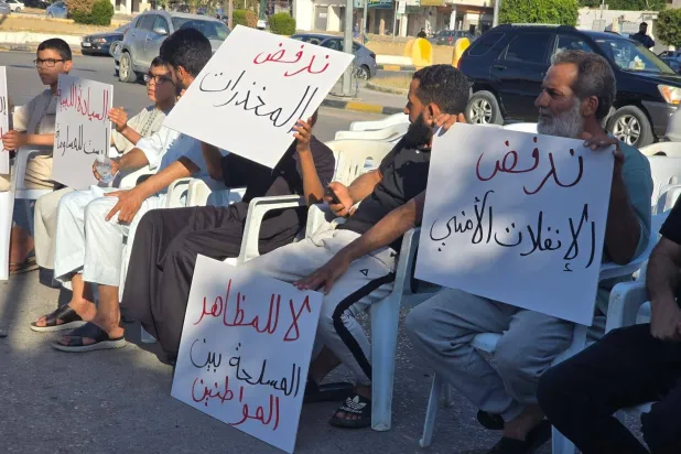 مواطنون ليبيون خلال وقفة احتجاجية ضد سطوة الميليشيات في مدينة الزاوية الجمعة (متداولة)