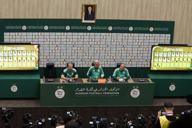 المدرب فلاديمير بيتكوفيتش في المؤتمر الصحافي لإعلان تشكيلة محاربي الصحراء (إ.ب.أ)