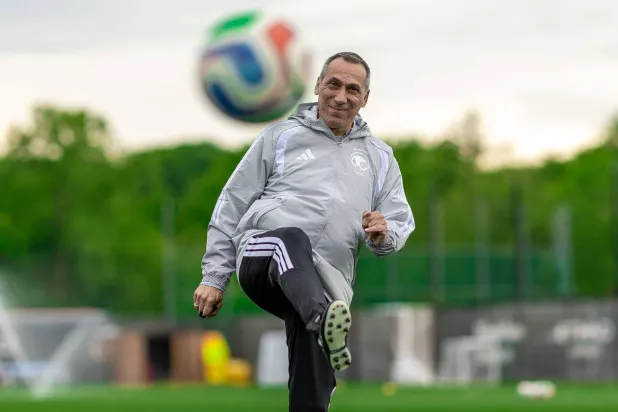 دونيس المدير الفني للأخضر منح اللاعبين راحة بعد ودية الإكوادور (المنتخب السعودي) 