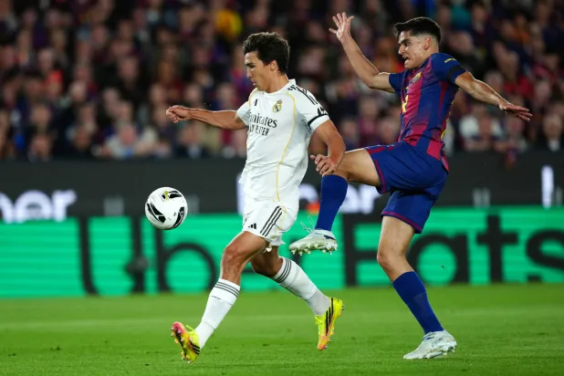التركي أردا غولر (يسار) لاعب ريال مدريد (أ.ب)