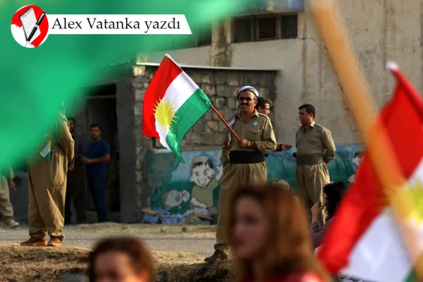 Irak Kürt Bölgesel Yönetimi'ndeki (IKBY) bağımsızlık referandumunda insanları oy kullanmaya teşvik etmek amacıyla düzenlenen bir mitinge katılan ve IKBY bayrağı sallayan İranlı Kürt Peşmerge üyesi (AFP)