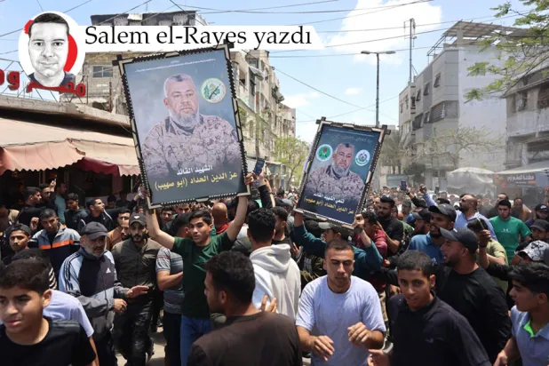 Kassam Tugayları komutanı İzzeddin el-Haddad, eşi ve kızının Gazze şehrindeki cenaze töreni, 16 Mayıs (AFP)