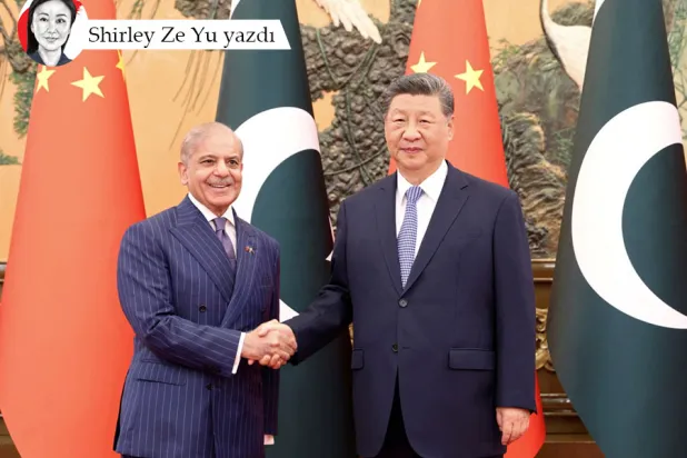 Çin Cumhurbaşkanı Şi Cinping ile Pakistan Başbakanı Şehbaz Şerif, Pekin'deki Ulusal Halk Kongresi'nde tokalaşırken, 25 Mayıs 2026 (Reuters)