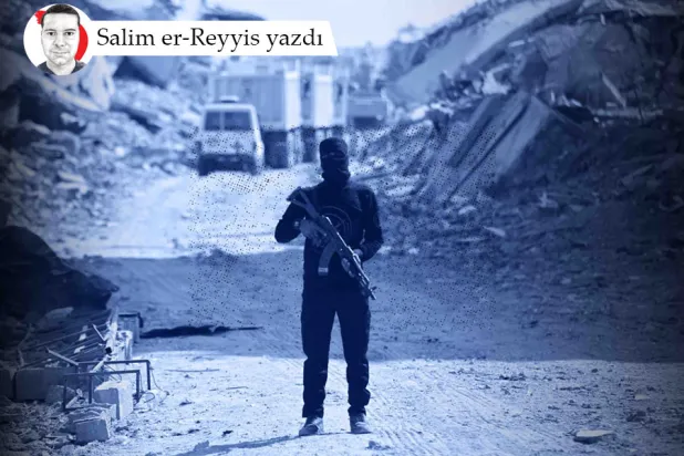 Gazze şehrinde, İsrailli rehine cesetlerinin aranması operasyonu sırasında Uluslararası Kızılhaç Komitesi'ne ait bir aracın yakınlarında bekleyen silahlı bir Hamas üyesi, 2 Kasım 2025 (AFP)
