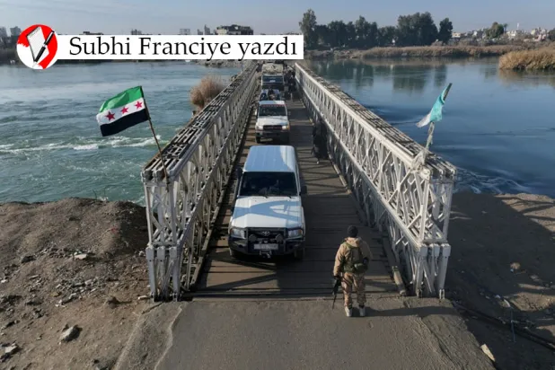 Suriye'nin doğusundaki Deyrizor ilinde konuşlanmak üzere Fırat Nehri'ni geçen Suriye güvenlik güçleri, 19 Ocak 2026 (AFP)