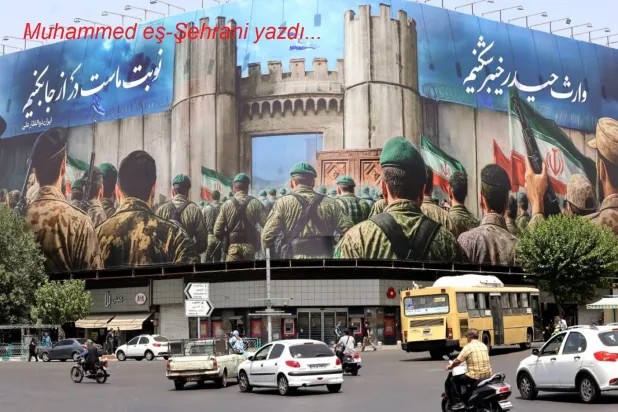   Tahran'daki Devrim Meydanı'nda devasa bir afiş (AFP)