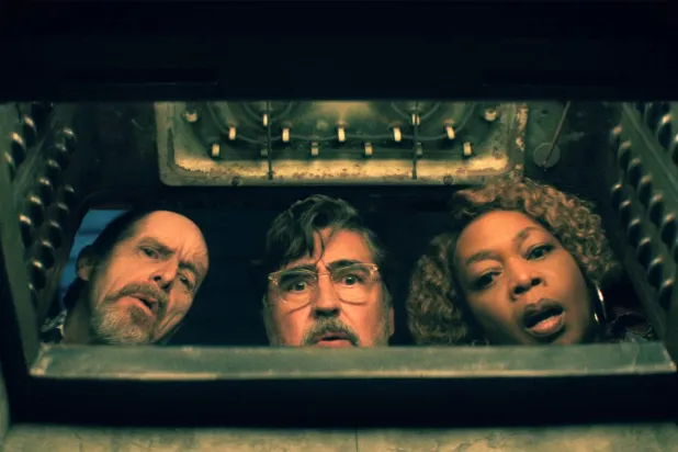 Ağır tempolu ve karakter odaklı yapısıyla öne çıkan The Boroughs'da 73 yaşındaki Alfred Molina'ya (ortada) Alfre Woodard (sağda) ve Denis O'Hare (solda) eşlik ediyor (Netflix)