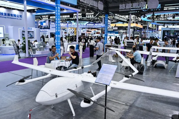 Ming'e ait bir MD-G62 sabit kanatlı VTOL (Dikey Kalkış ve İniş) İHA'sı sergileniyor (AFP)