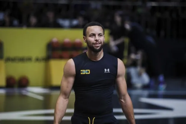 Stephen Curry, 2025'te Çin turuna çıkarak genç basketbolculara ders vermişti (AP)