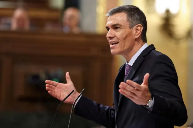 ABD ve İsrail karşıtı tutumuyla ön plana çıkan Pedro Sanchez, bir yandan da partisi ve ailesi hakkındaki yolsuzluk iddialarıyla mücadele ediyor (Reuters)