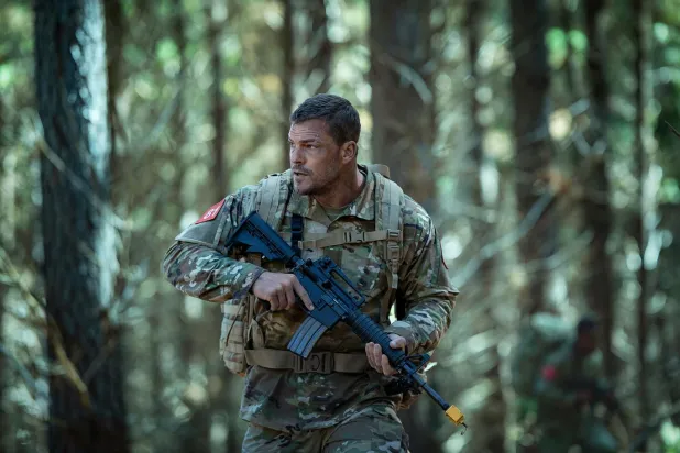 43 yaşındaki Amerikalı aktör Alan Ritchson, geçen yıl vizyona giren Oyun Buluşması (Playdate) ve Guy Ritchie imzalı Gayribeyefendi Savaş Dairesi'yle (The Ministry of Ungentlemanly Warfare) de tanınıyor (Netflix)