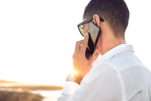 Sahte aramalar alan kişilerden genellikle acil para isteniyor (Unsplash)