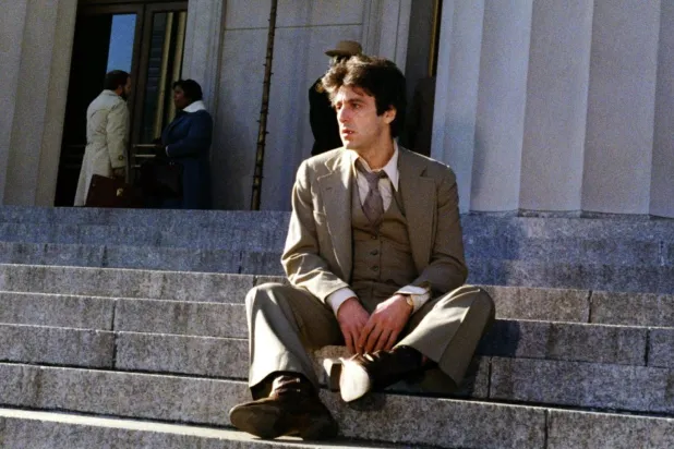 Ve Herkes İçin Adalet'te Al Pacino, yozlaşmış bir yargıcı savunmak zorunda kalan idealist, dürüst ve adalete inanan avukat Arthur Kirkland'i canlandırıyordu (Columbia Pictures)